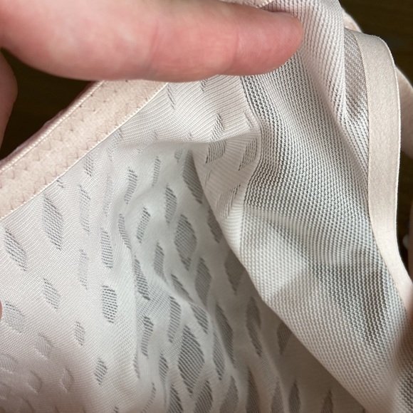 Wacoal semi sheer mesh bra with no wire ultimate lift. - Picture 7 of 7